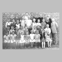 061-0084 Klassenbild der Volksschule Leissienen  mit Klassenlehrer Skilandat - ca. 1929.jpg